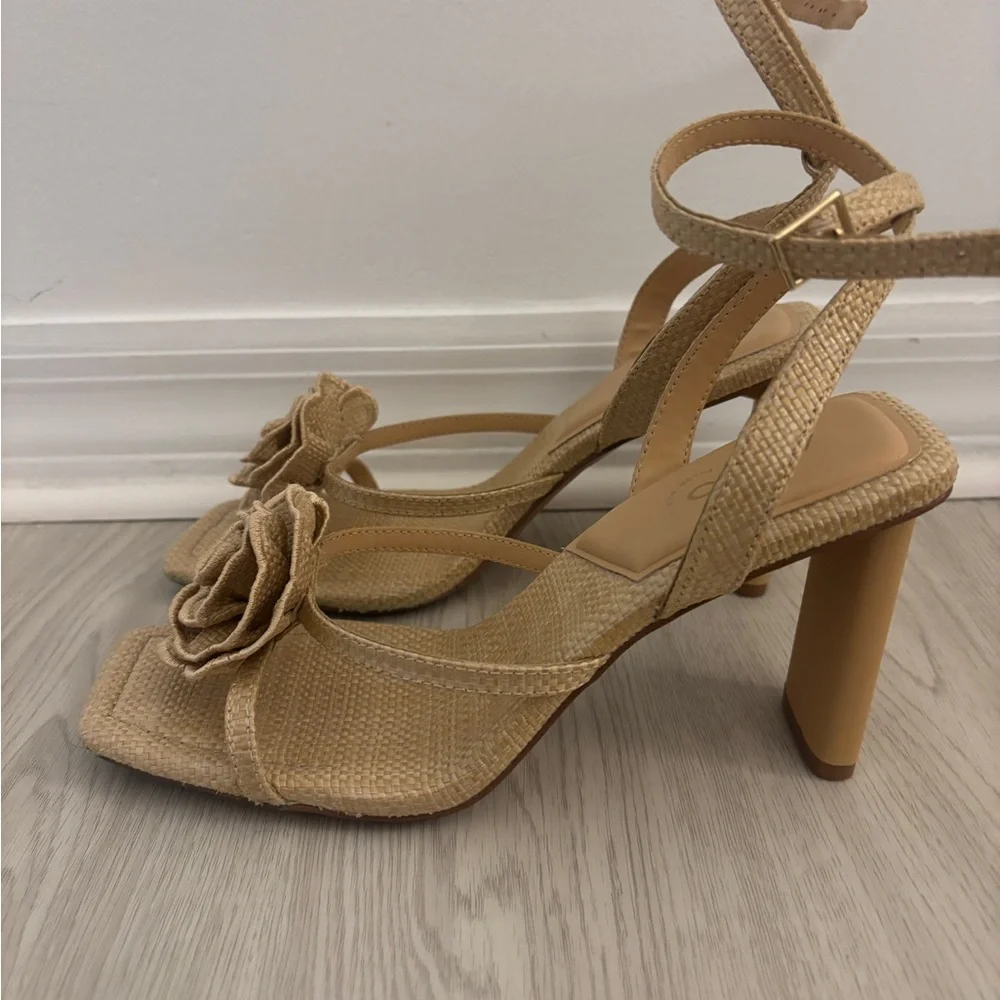Aldo Sienna Mae Beige Heels with Rose Detail - Picture 5 of 6